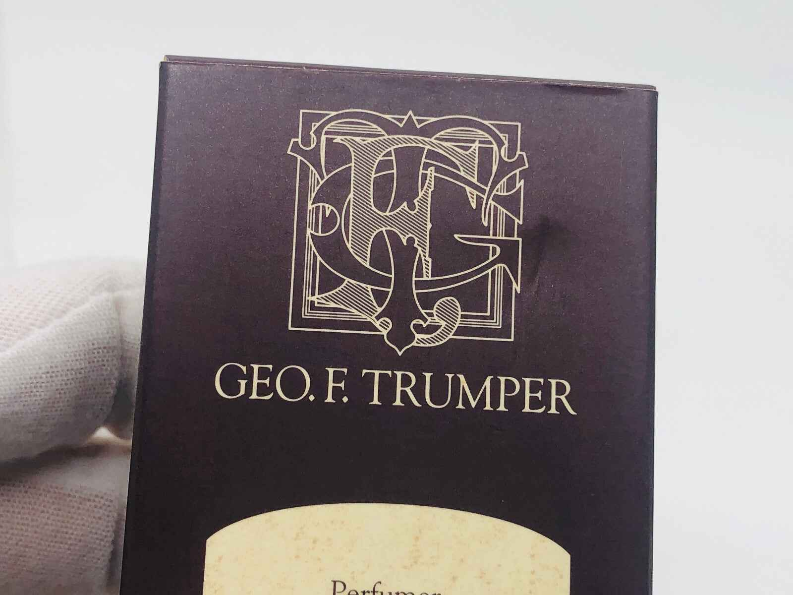 Scatola del profumo Eau De Quinine di Geo F Trumper con logo elegante e design raffinato