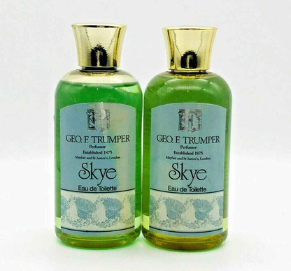 Due flaconi di eau de toilette Geo F Trumper Skye con fragranza fresca e leggera per un tocco di eleganza.