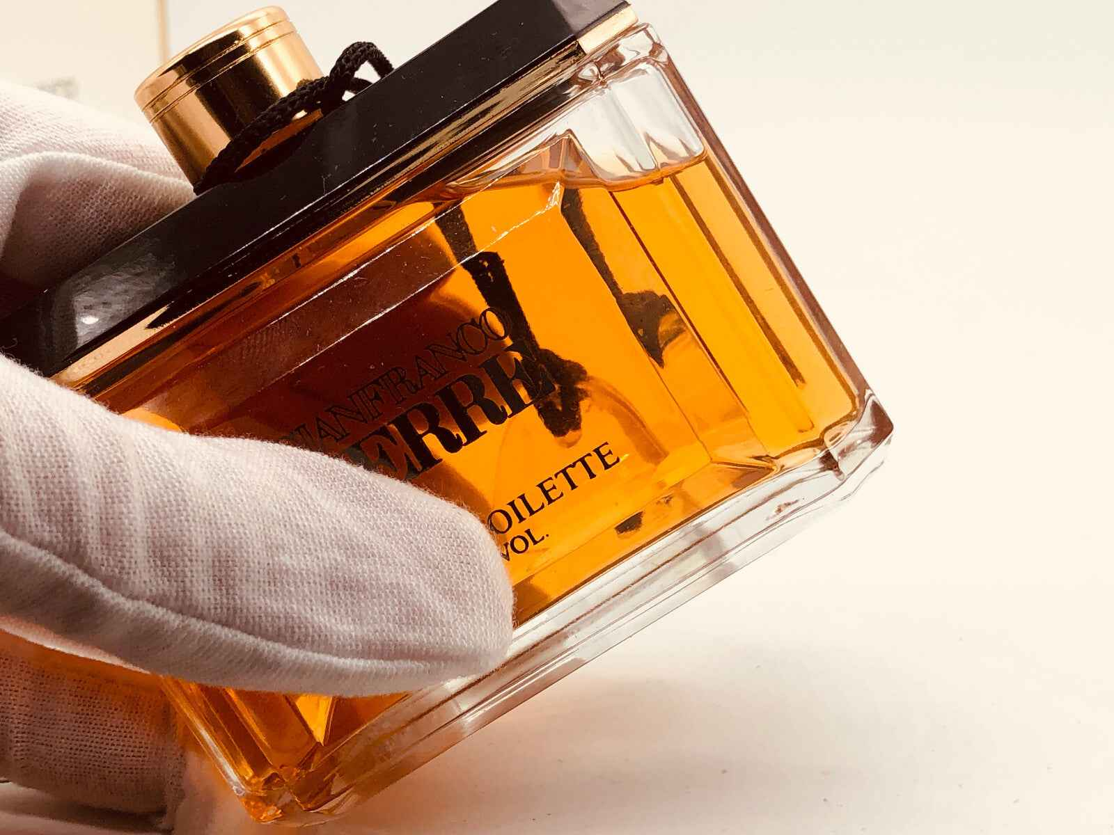 Profumo Gianfranco Ferre Donna Vintage in flacone quadrato con etichetta elegante e tappo nero
