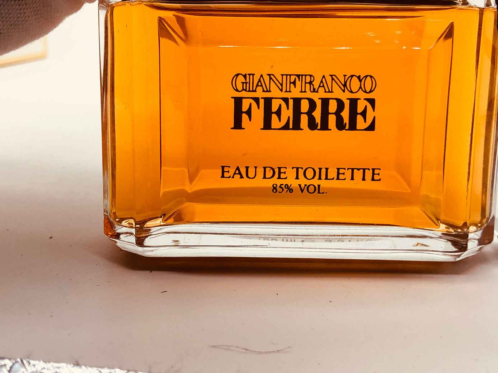 Bottiglia di profumo Gianfranco Ferre Donna Vintage Eau de Toilette da 85% vol in vetro elegante