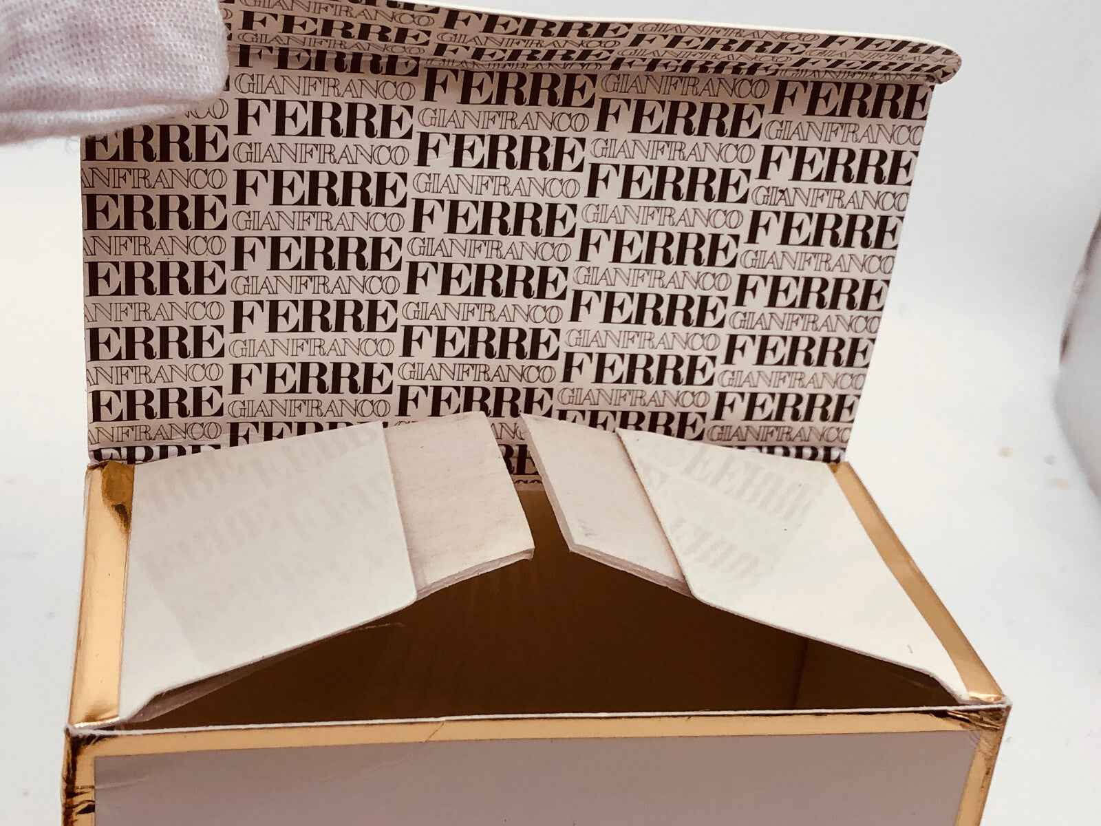 Scatola in cartone di Gianfranco Ferre con logo vintage all'interno per un tocco di eleganza