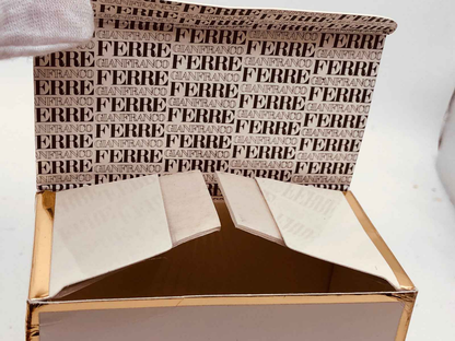Scatola in cartone di Gianfranco Ferre con logo vintage all'interno per un tocco di eleganza