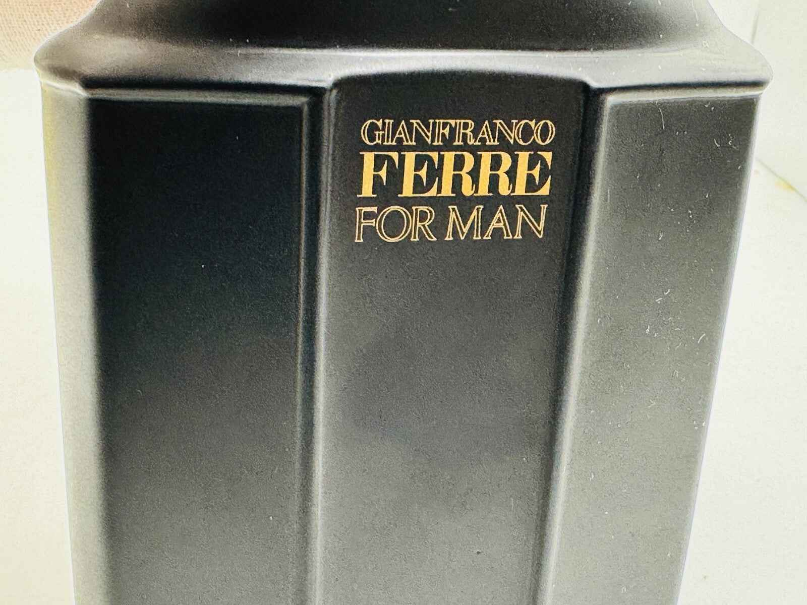 Profumo Gianfranco Ferre Pour Homme in eleganti flacone nero con dettagli dorati