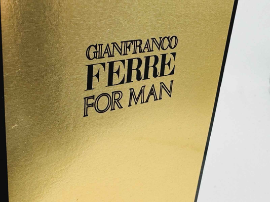 Scatola elegantemente dorata di Profumo Gianfranco Ferre Pour Homme con logo chiaro