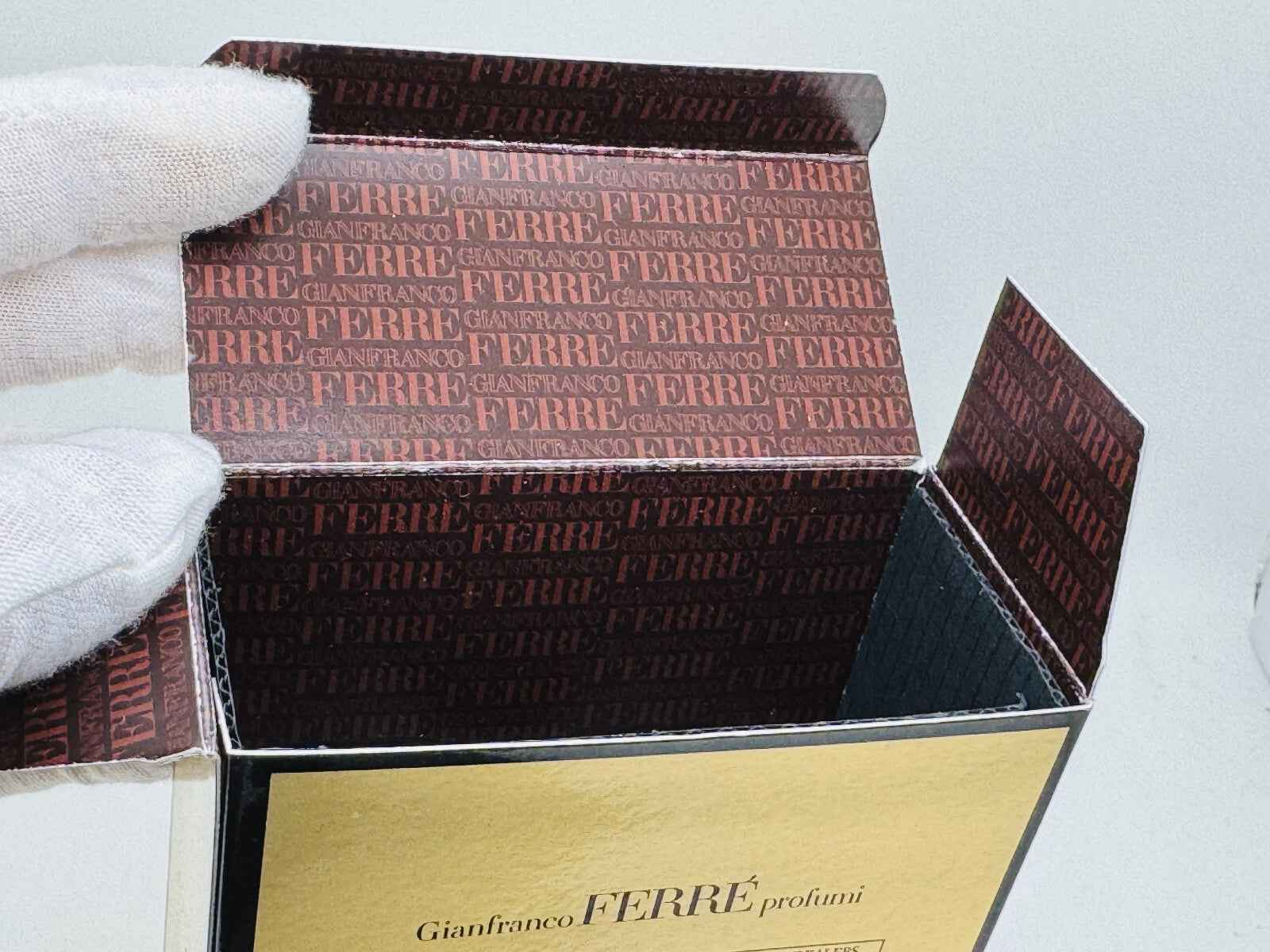 Confezione interna del Profumo Gianfranco Ferre Pour Homme con dettagli elegantemente stampati