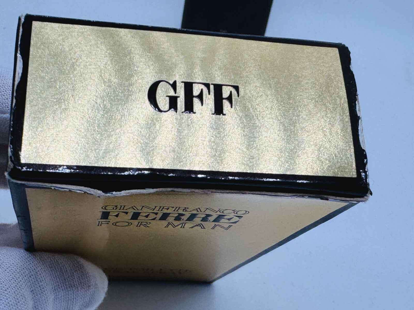 Confezione di Gianfranco Ferre Pour Homme Vintage con dettaglio del logo GFF sulla scatola dorata