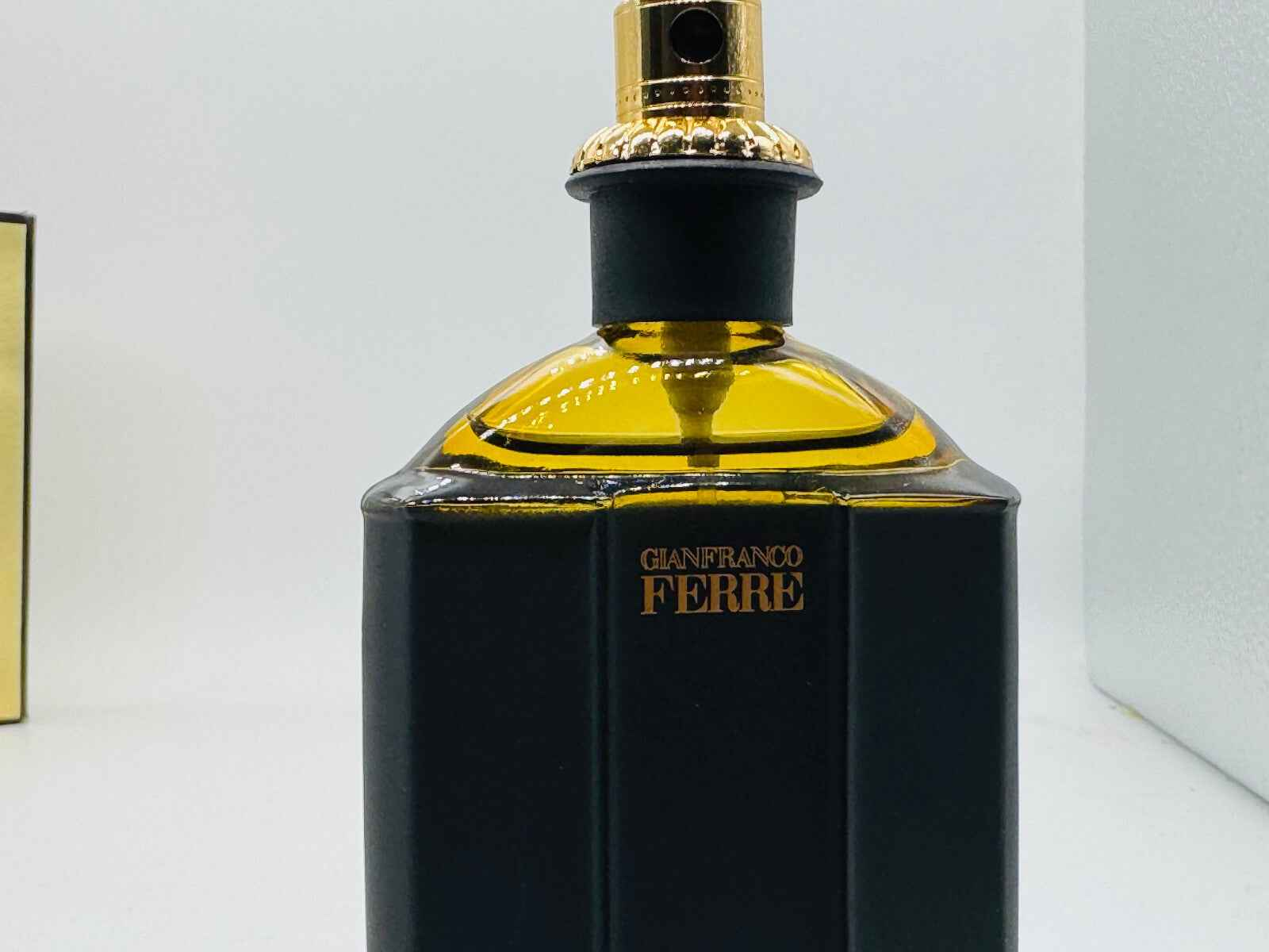 Flacone di profumo Ferre Pour Homme vintage con design elegante e tappo dorato