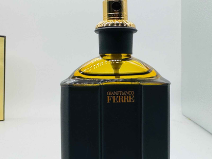 Flacone di profumo Ferre Pour Homme vintage con design elegante e tappo dorato