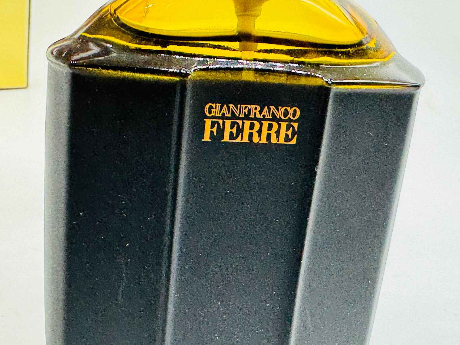 Bottiglia di profumo Ferre Pour Homme vintage con design elegante e colore scuro