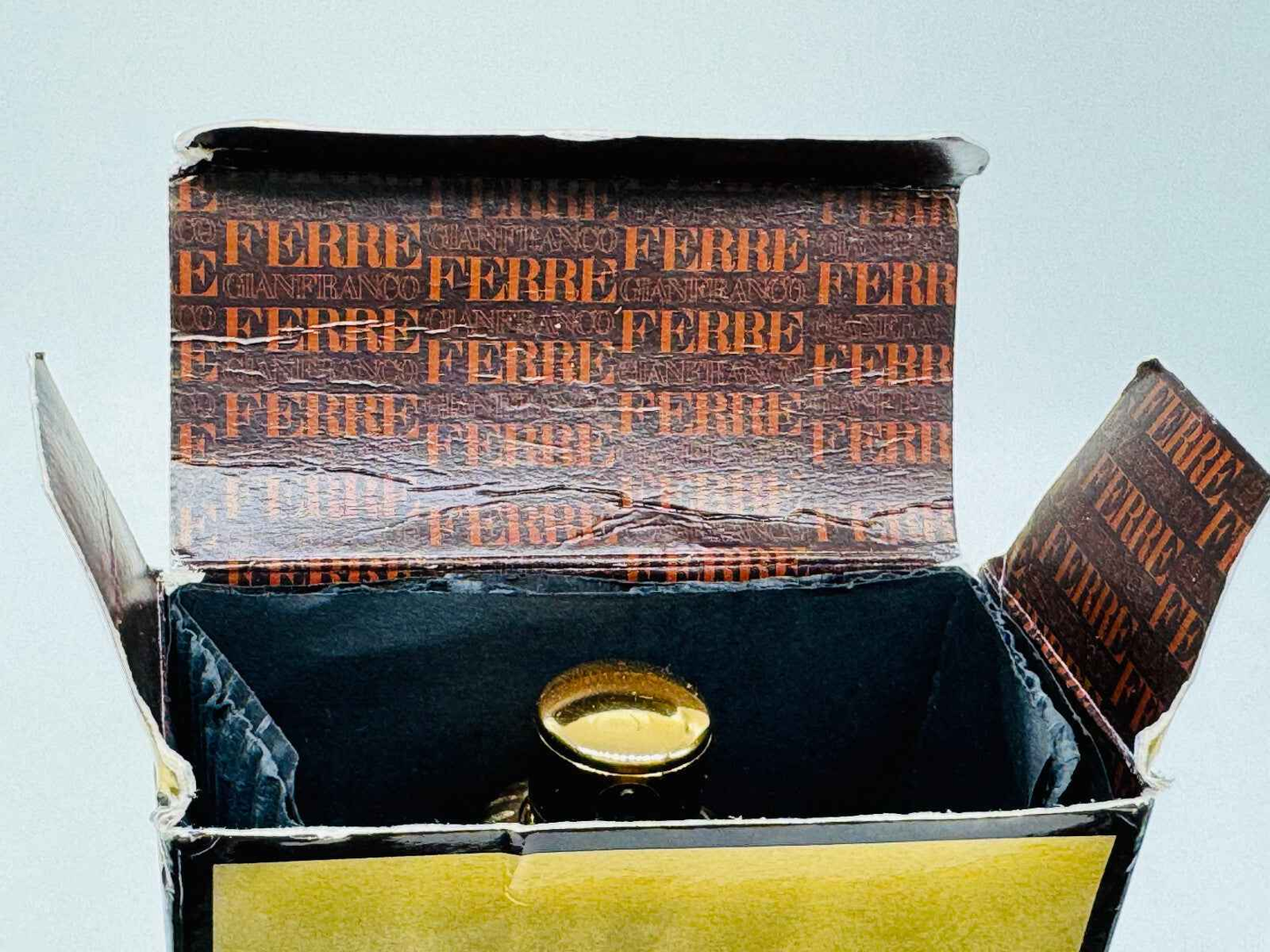 Scatola vintage del profumo Ferre Pour Homme con interno in vista e flacone parzialmente visibile