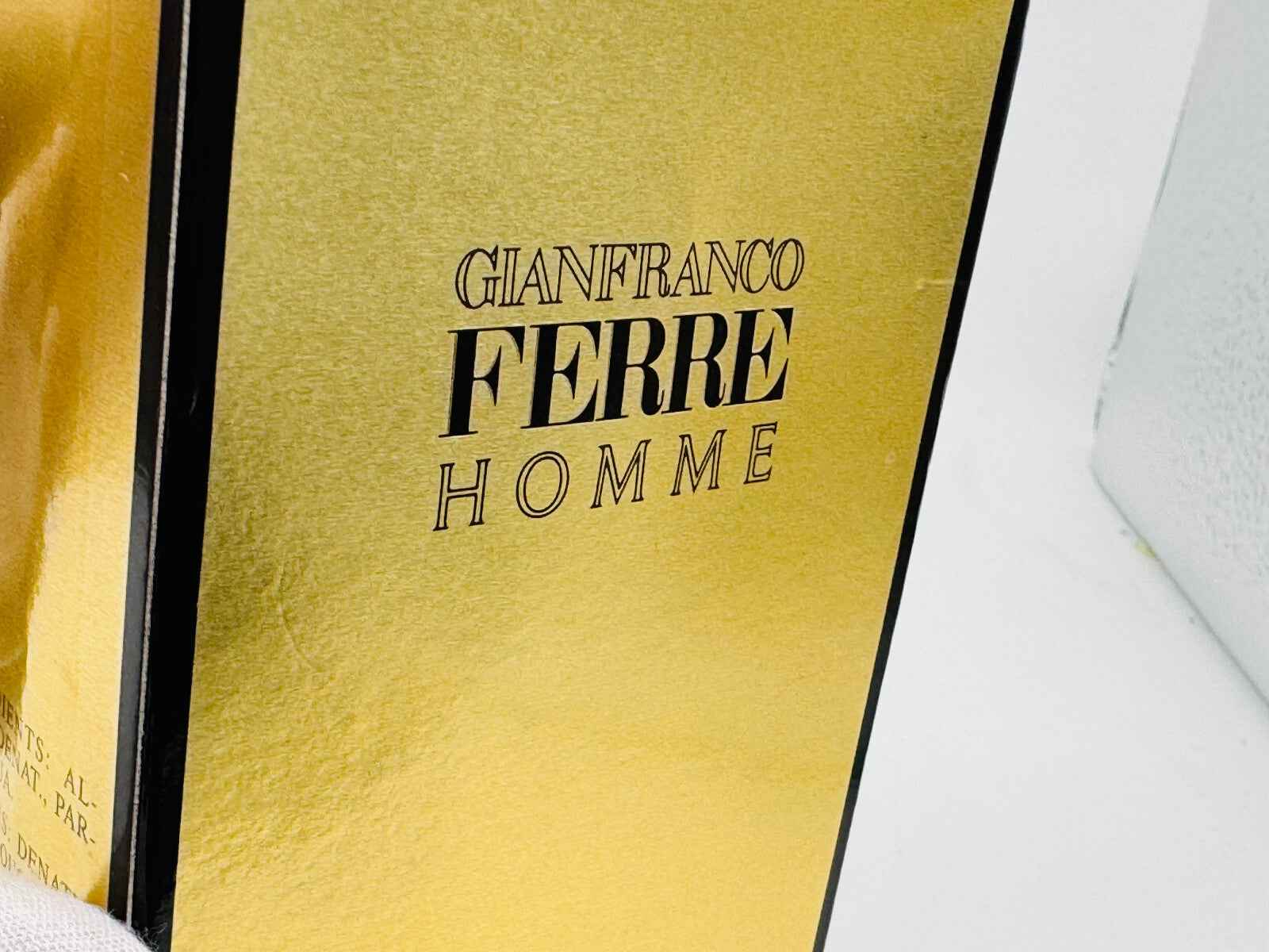 Confezione di profumo Ferre Pour Homme vintage con design elegante e colori dorati