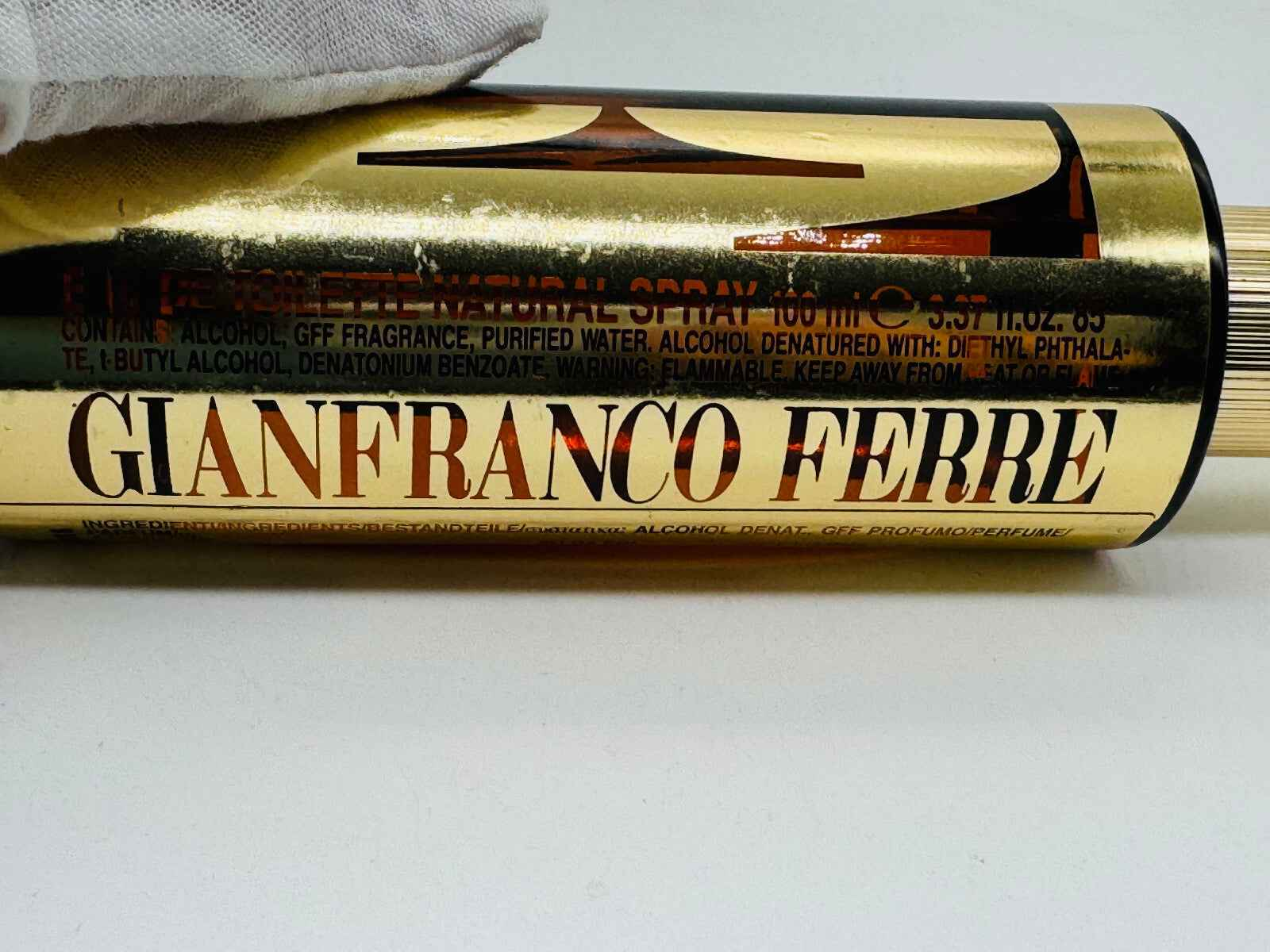 Flacone di profumo Gff Uomo Vintage di Gianfranco Ferre con design elegante e finitura dorata