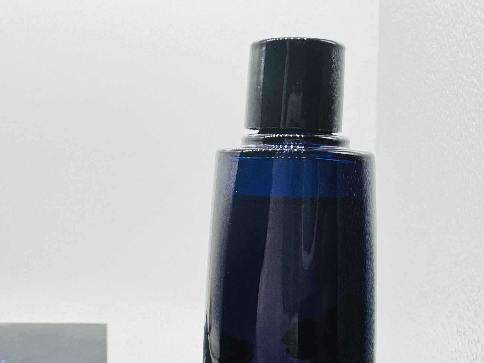 Flacone di profumo Armani Code Elixir con design elegante e finitura blu scuro