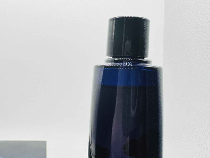 Flacone di profumo Armani Code Elixir con design elegante e finitura blu scuro