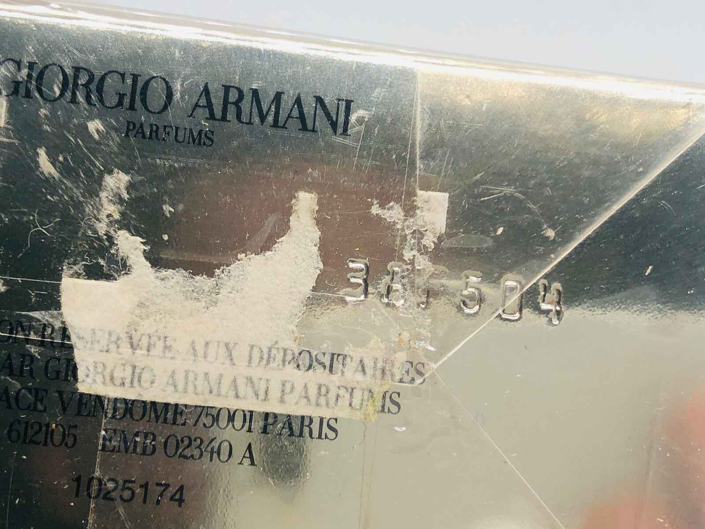Scatola del Profumo Idole Armani con logo Giorgio Armani e dettagli del prodotto