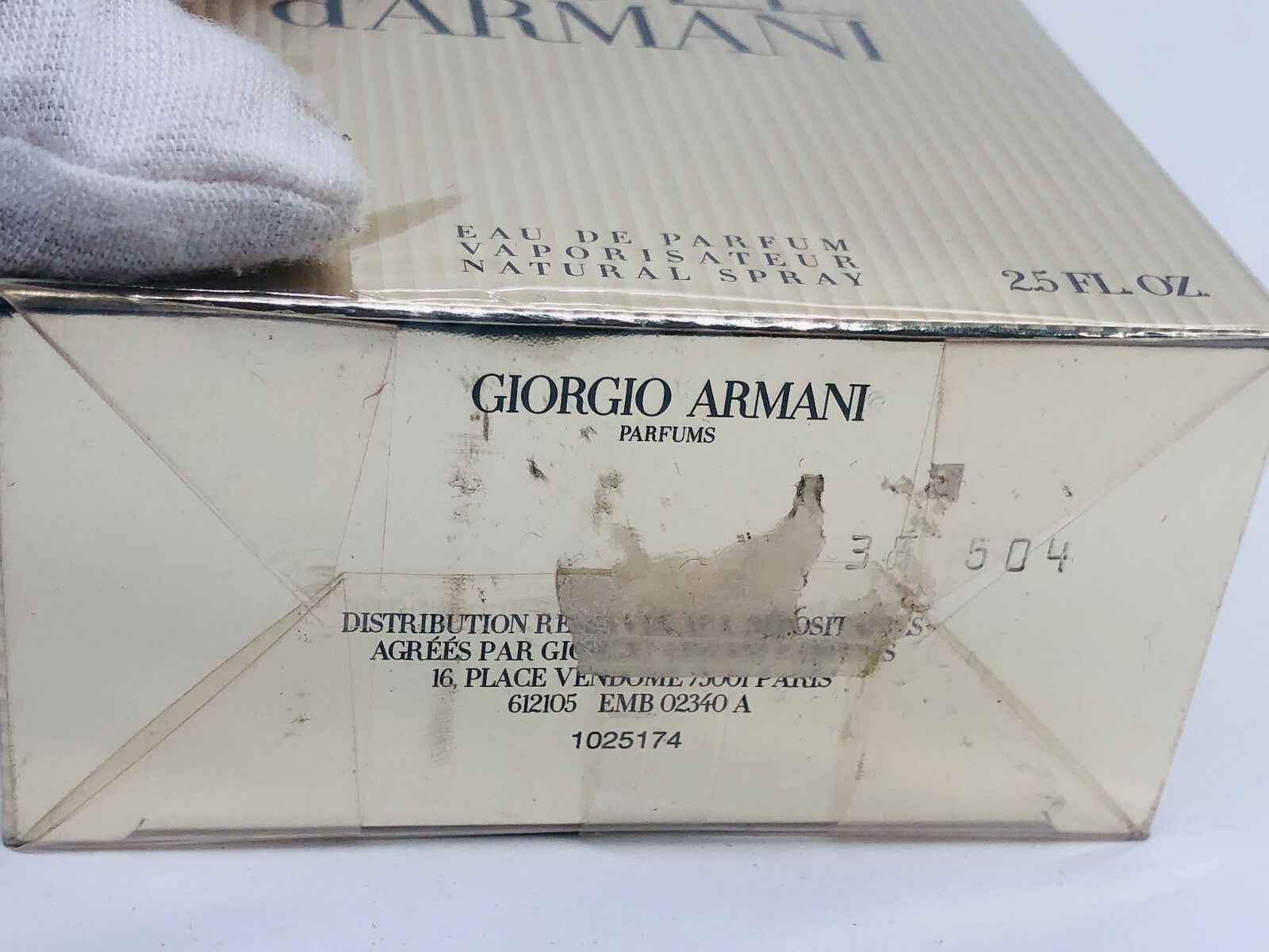 Scatola del profumo Idole Armani con dettagli del marchio e informazioni di distribuzione