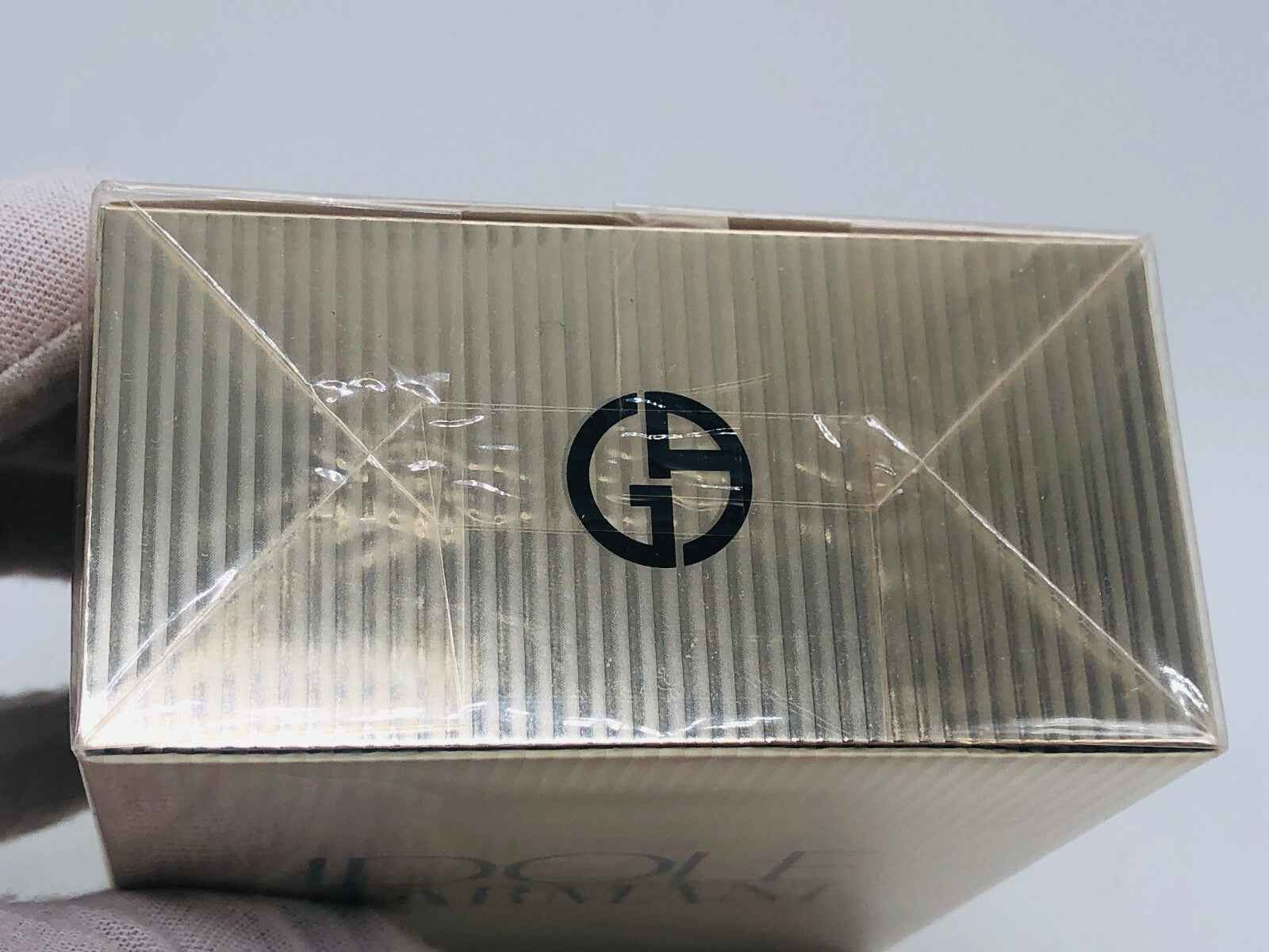 Scatola del Profumo Idole Armani con logo elegante e design raffinato