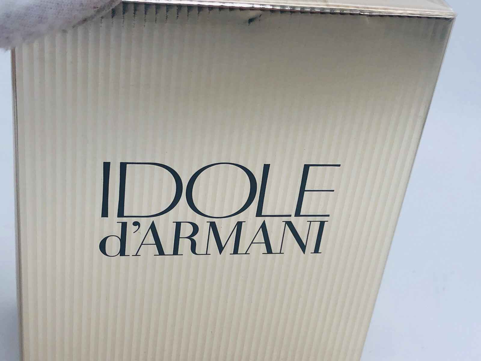 Confezione del profumo Idole Armani con design elegante e raffinato per una fragranza unica