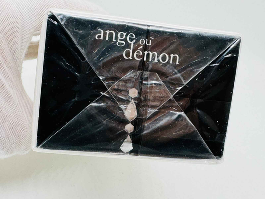 Scatola di profumo Givenchy Ange Ou Demon con design elegante e raffinato