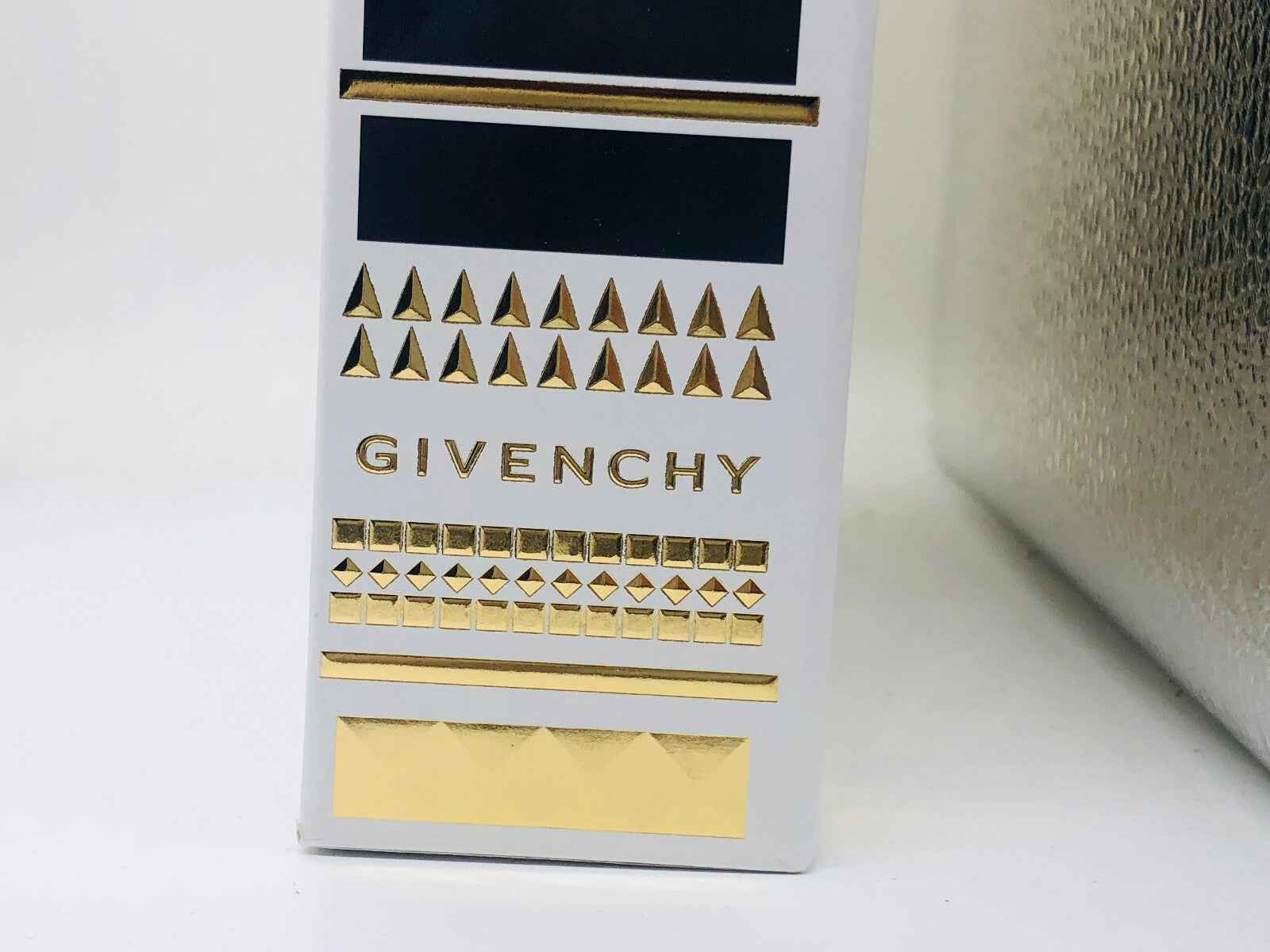 Confezione del profumo Givenchy Ange Ou Demon con design elegante e dettagli dorati