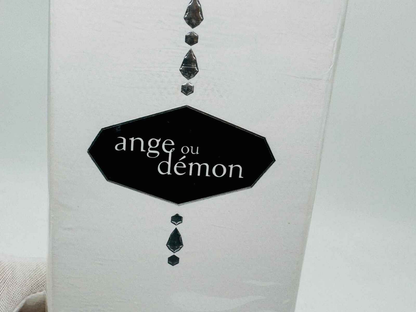 Scatola di profumo Givenchy Ange Ou Demon con design elegante e dettagli in cristallo