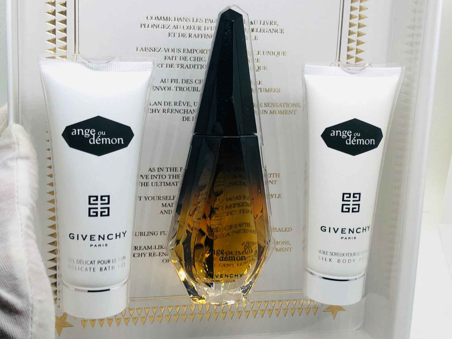 Set regalo Givenchy Ange Ou Demon con profumo e crema per il corpo, elegante e raffinato.