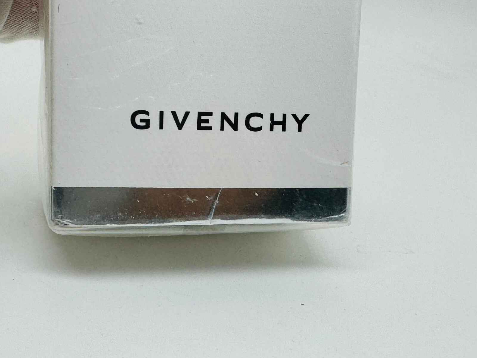 Il profumo Givenchy Ange Ou Demon in confezione elegante con logo Givenchy visibile