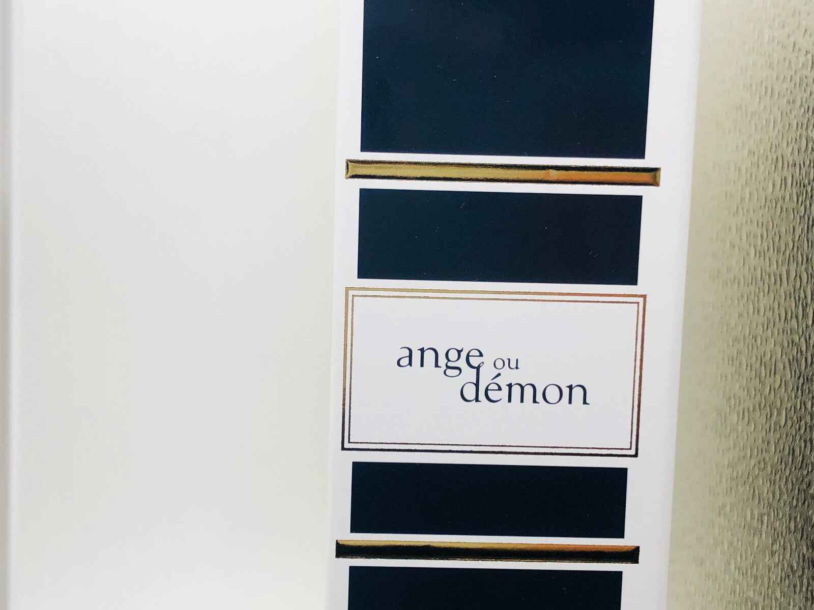 Packaging del profumo Givenchy Ange Ou Demon con design elegante e colori sofisticati