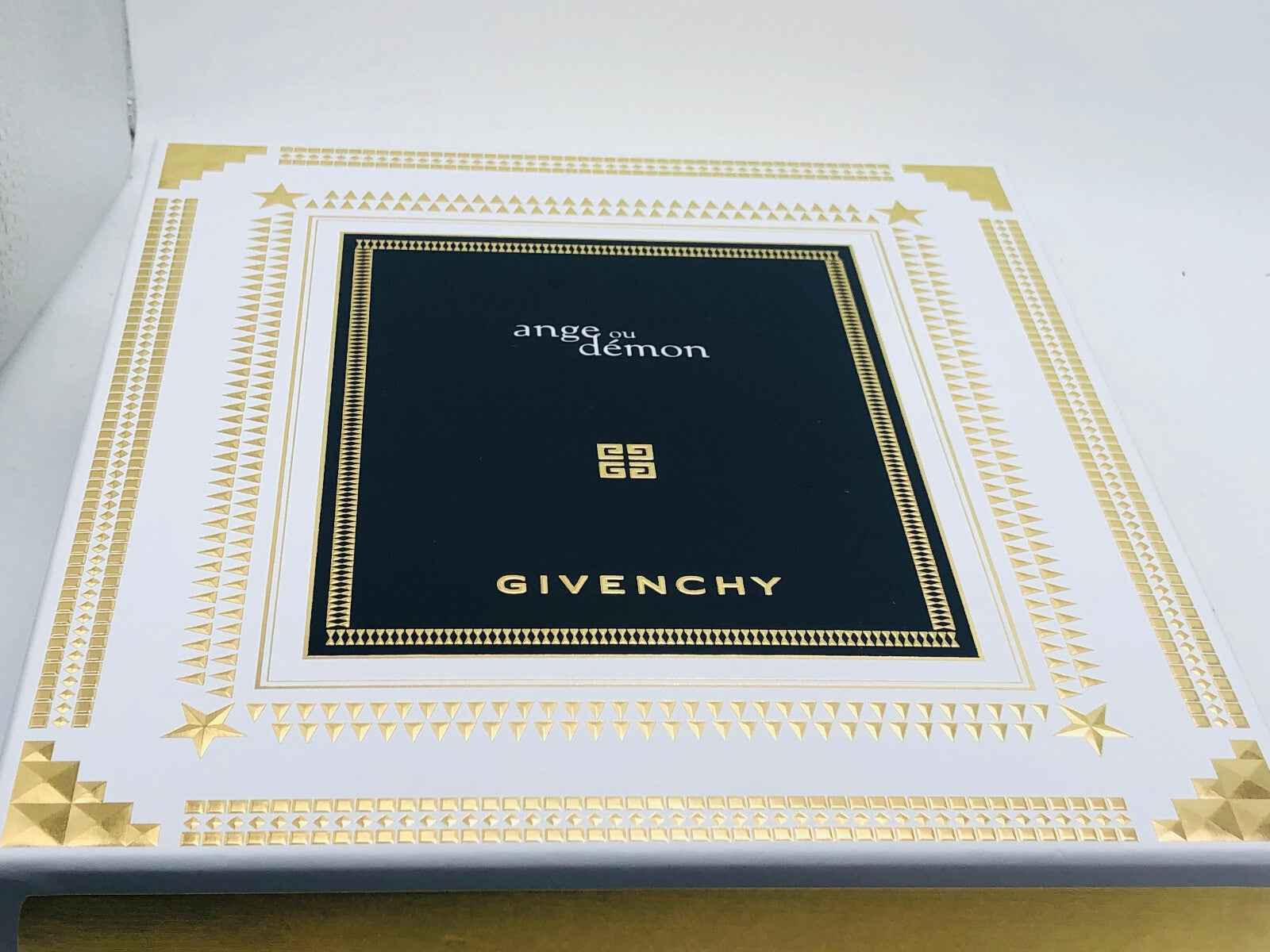 Scatola di profumo Givenchy Ange Ou Demon con dettagli dorati e logo elegante