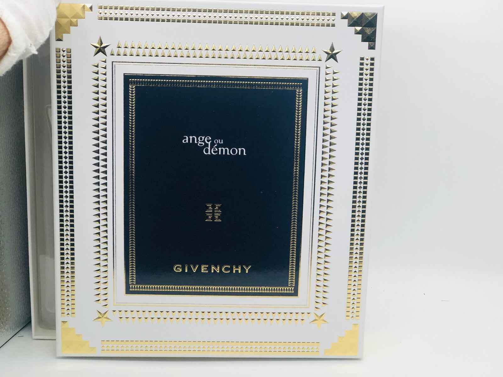 Scatola del profumo Givenchy Ange Ou Demon con design elegante e dettagli dorati