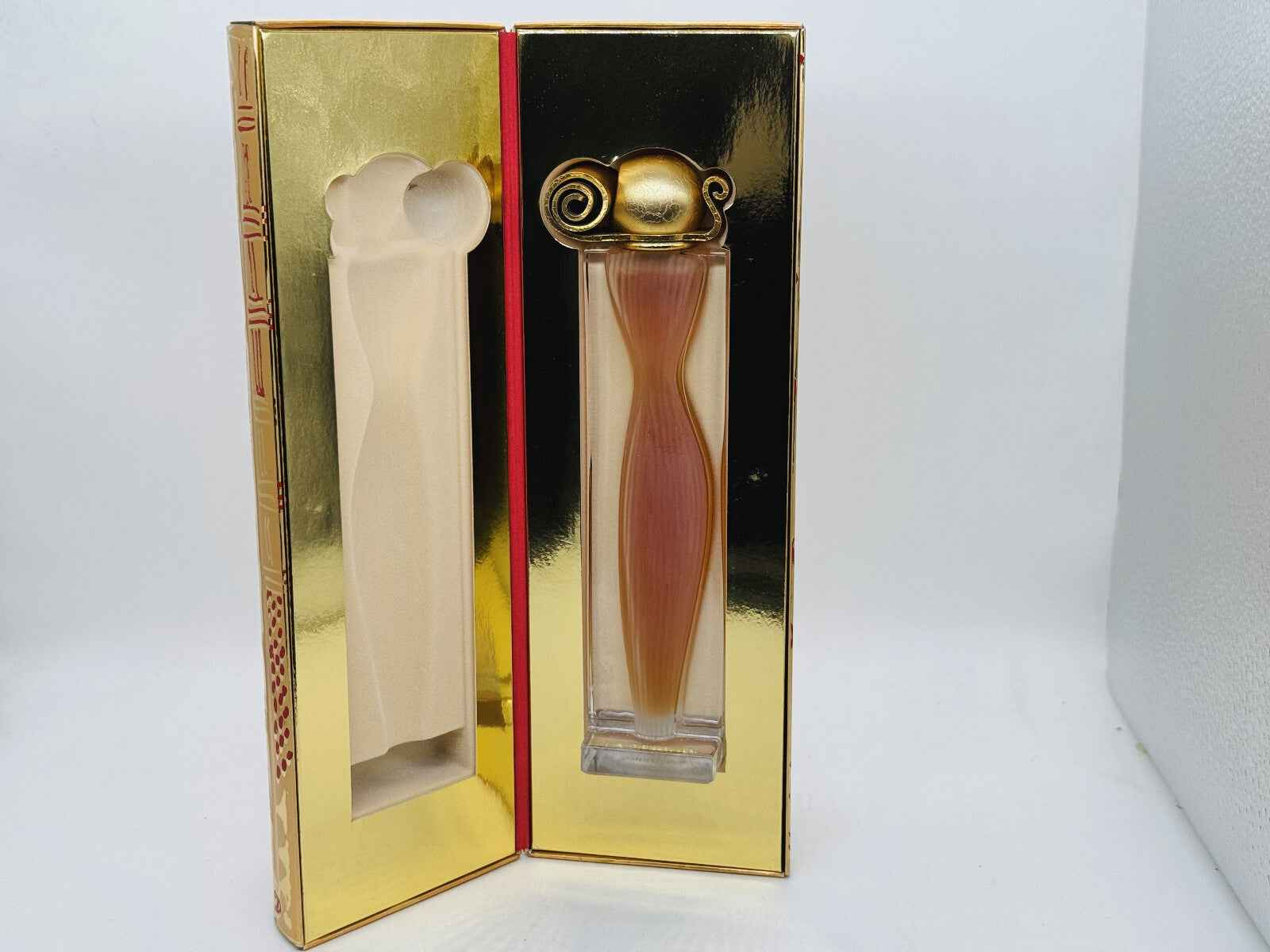 Flacone di Givenchy Organza Vintage con chiusura dorata e design elegante in confezione dorata