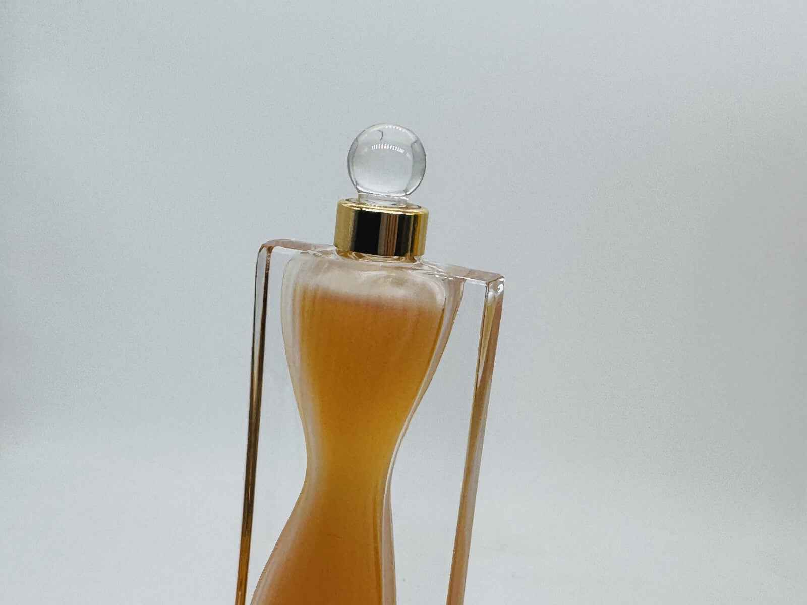 Flacone di profumo Givenchy Organza Vintage con design elegante e finitura lucida