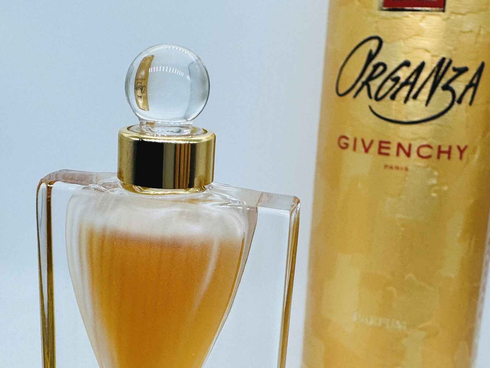 Profumo Givenchy Organza Vintage in flacone elegante con dettagli dorati e piacevole fragranza floreale.