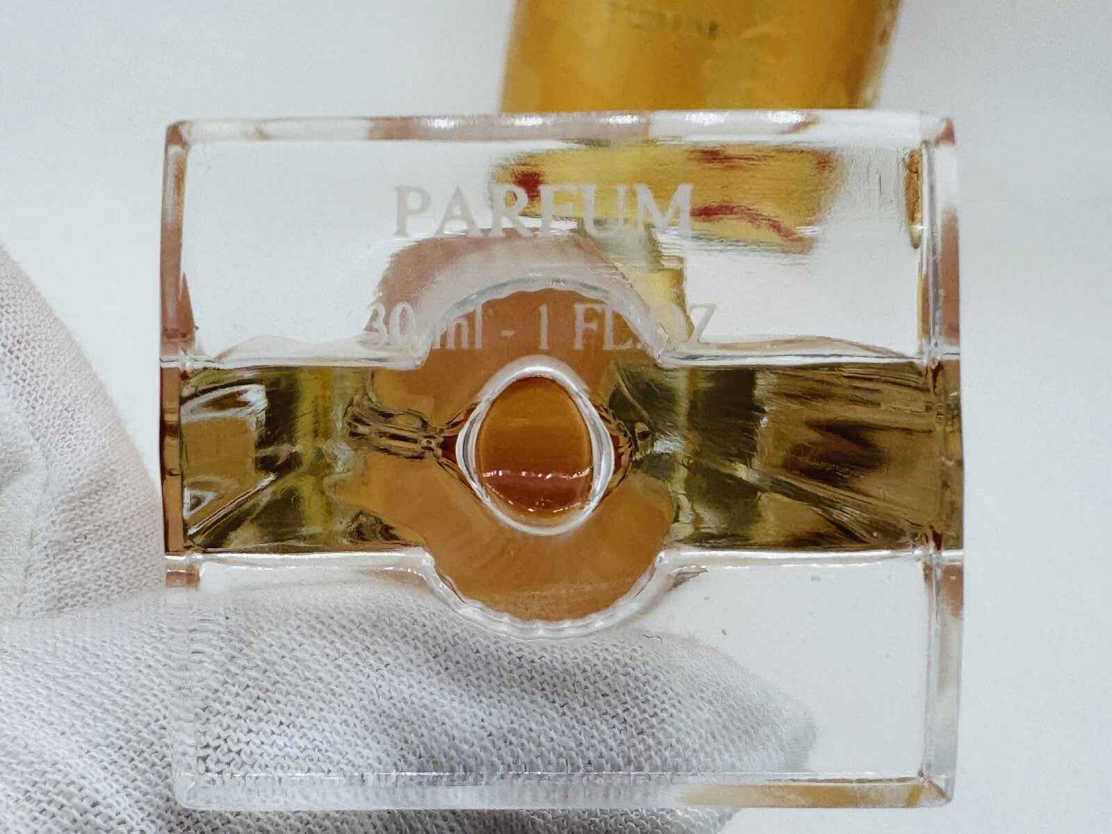 Profumo Givenchy Organza Vintage in bottiglia elegante da 30ml con design trasparente