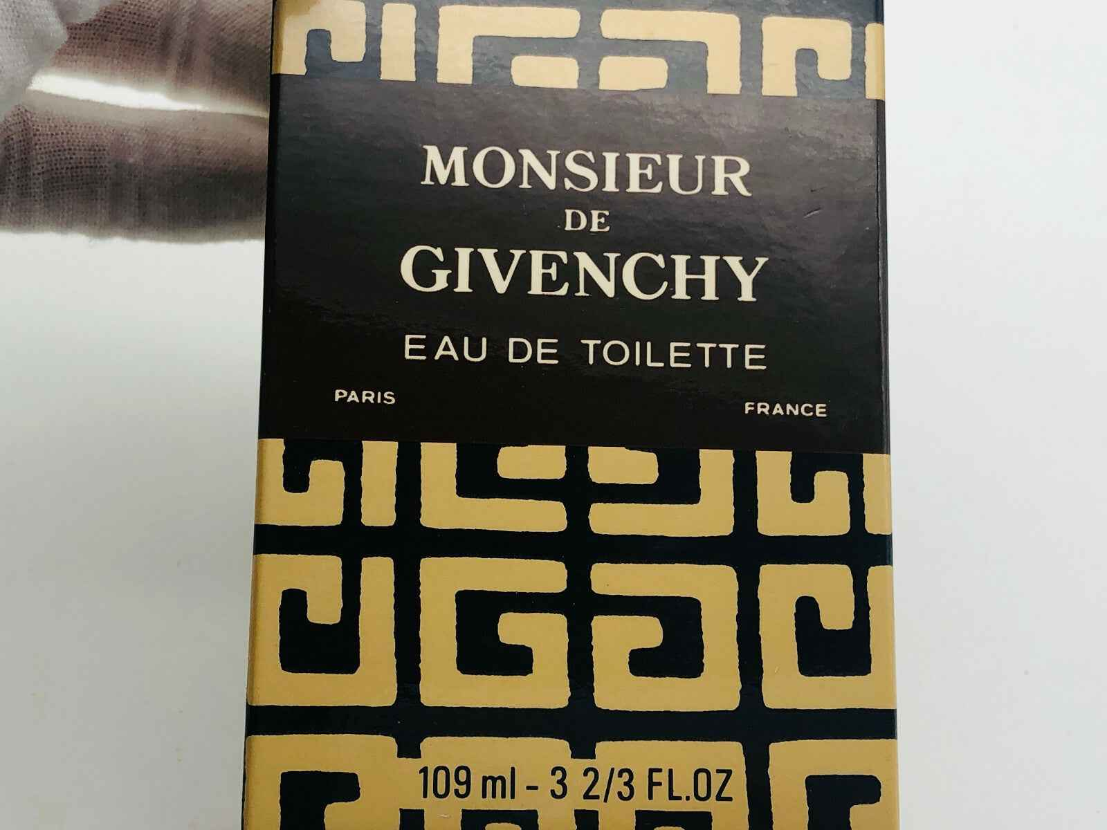 Packaging di Givenchy Monsieur Vintage Eau de Toilette da 109 ml con design elegante e grafica classica