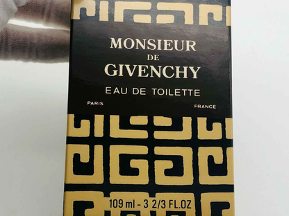 Packaging di Givenchy Monsieur Vintage Eau de Toilette da 109 ml con design elegante e grafica classica