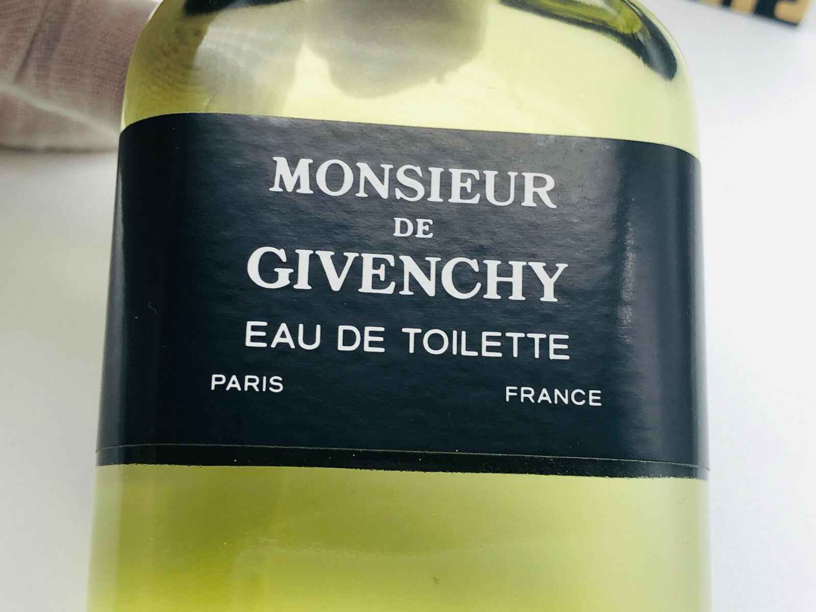 Profumo Givenchy Monsieur Vintage Eau de Toilette in bottiglia elegante con etichetta nera