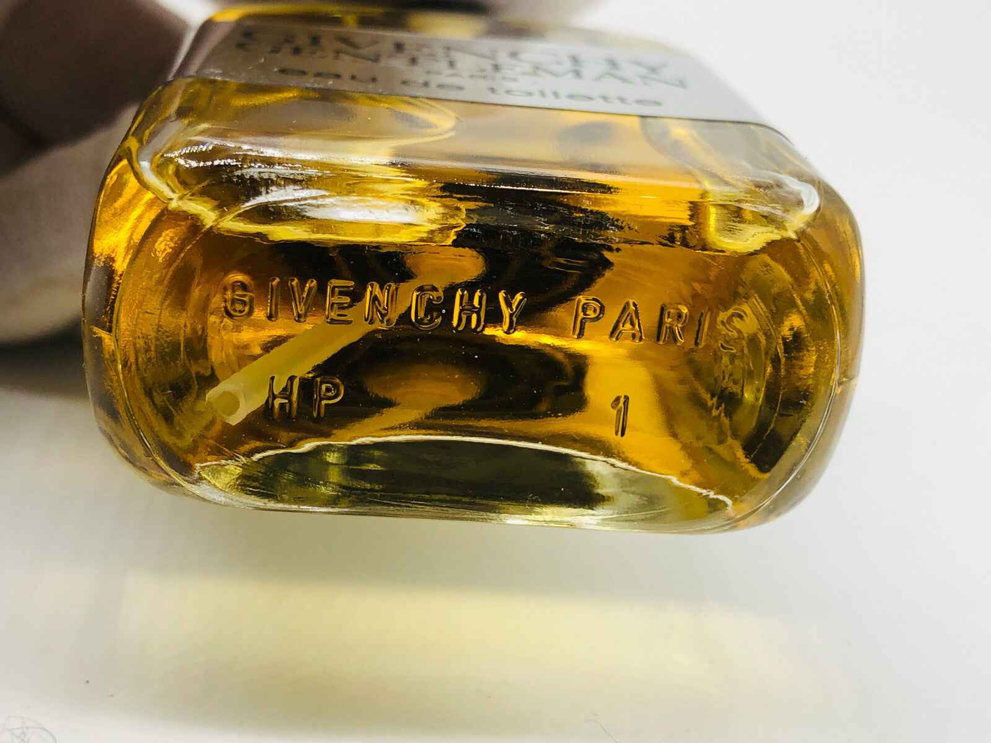 Flacone di profumo Givenchy Gentleman Vintage con etichetta distintiva e aroma raffinato