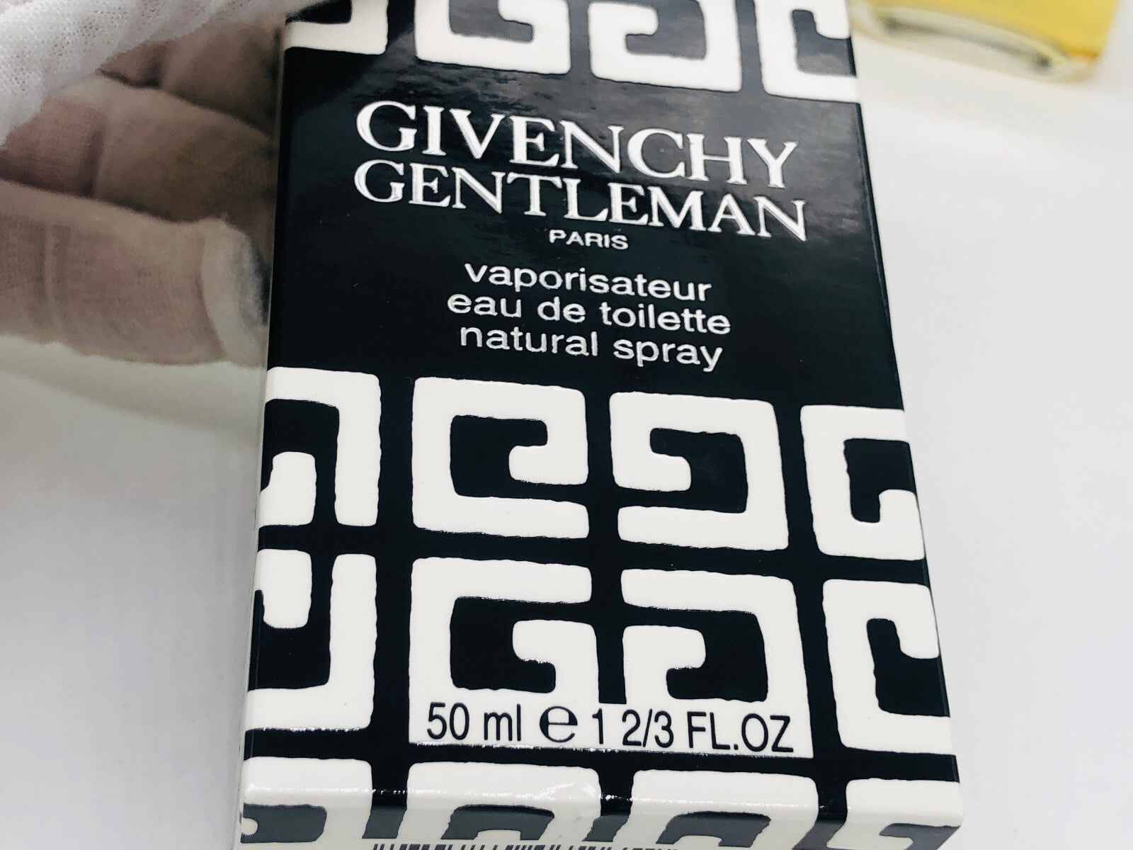 Confezione del profumo Givenchy Gentleman Vintage da 50 ml con design elegante in bianco e nero