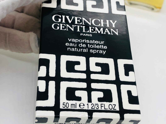 Confezione del profumo Givenchy Gentleman Vintage da 50 ml con design elegante in bianco e nero