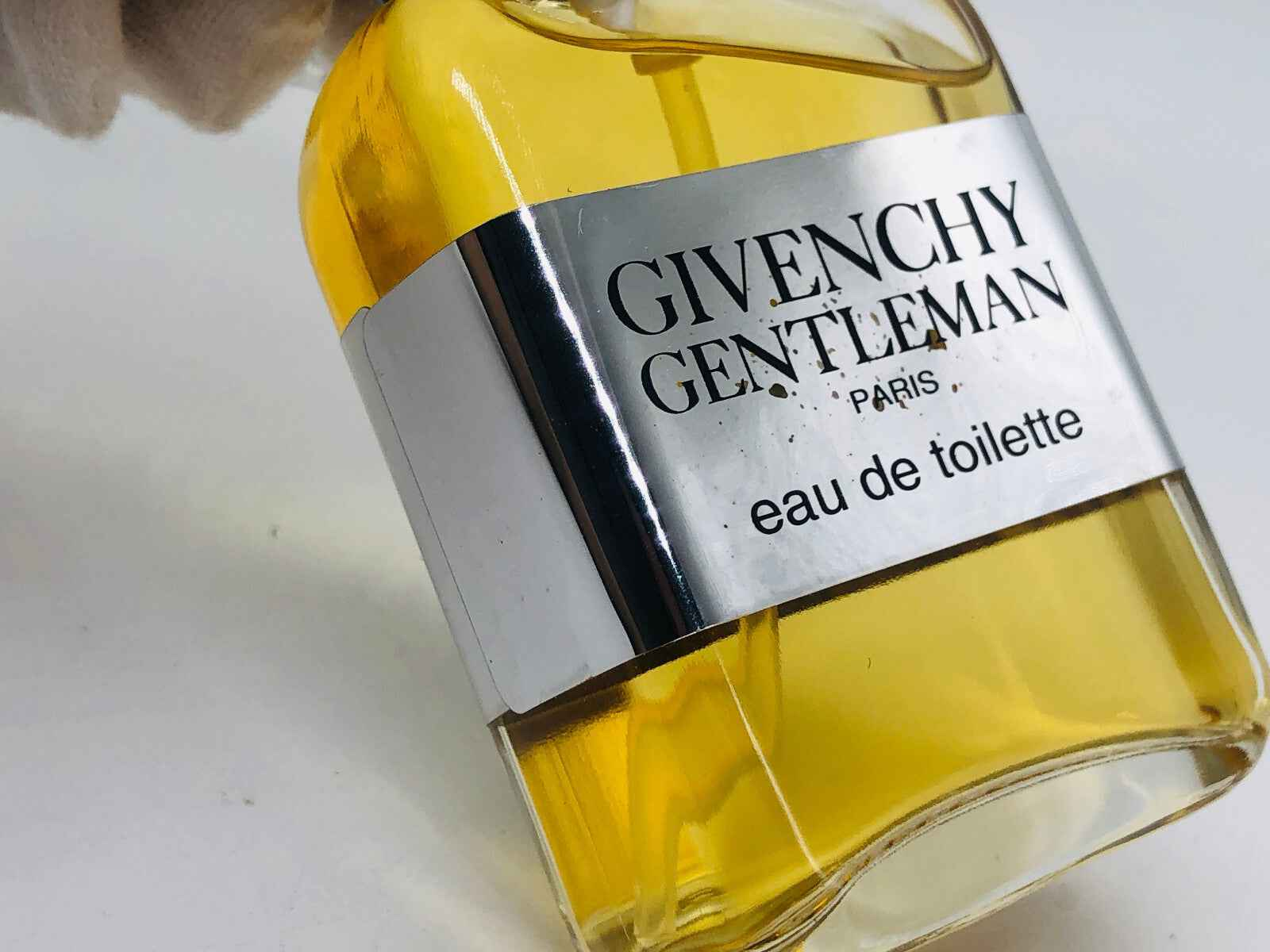 Flacone di profumo Givenchy Gentleman Vintage in vetro trasparente con etichetta elegante