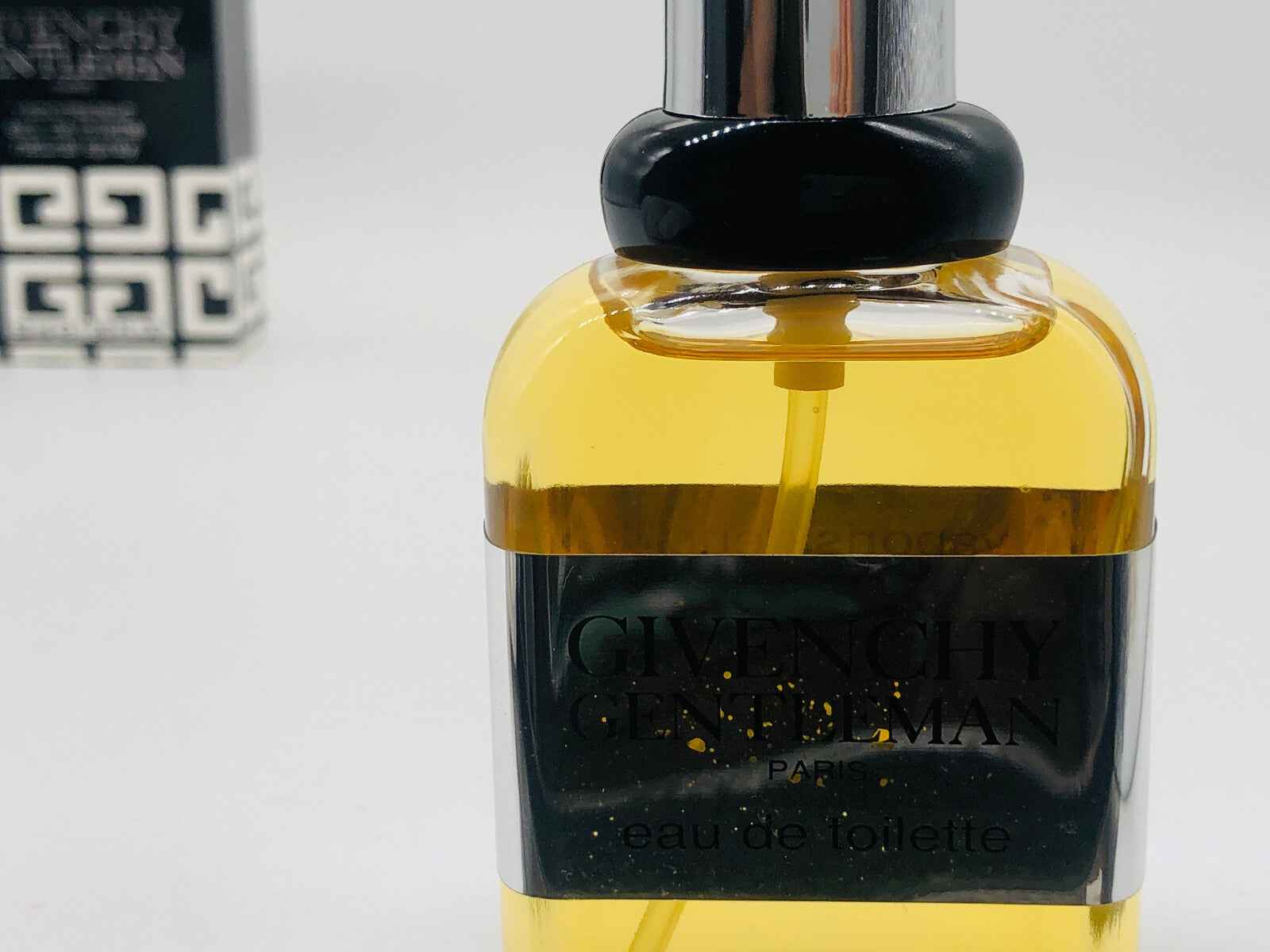 Flacone di profumo Givenchy Gentleman Vintage con design elegante e aroma sofisticato