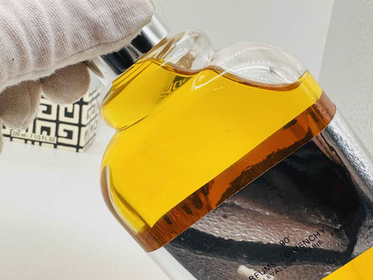 Flacone di Profumo Givenchy Gentleman Vintage con un design elegante e moderno