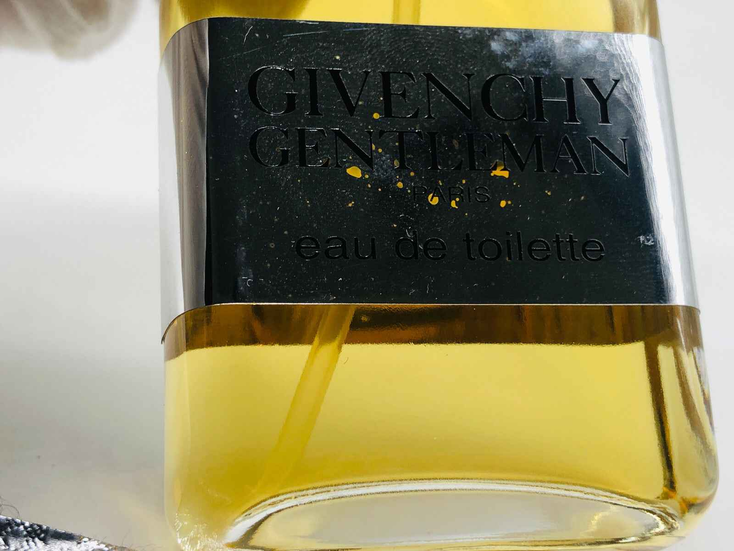 Flacone di profumo Givenchy Gentleman Vintage con etichetta elegante ed eau de toilette dorato