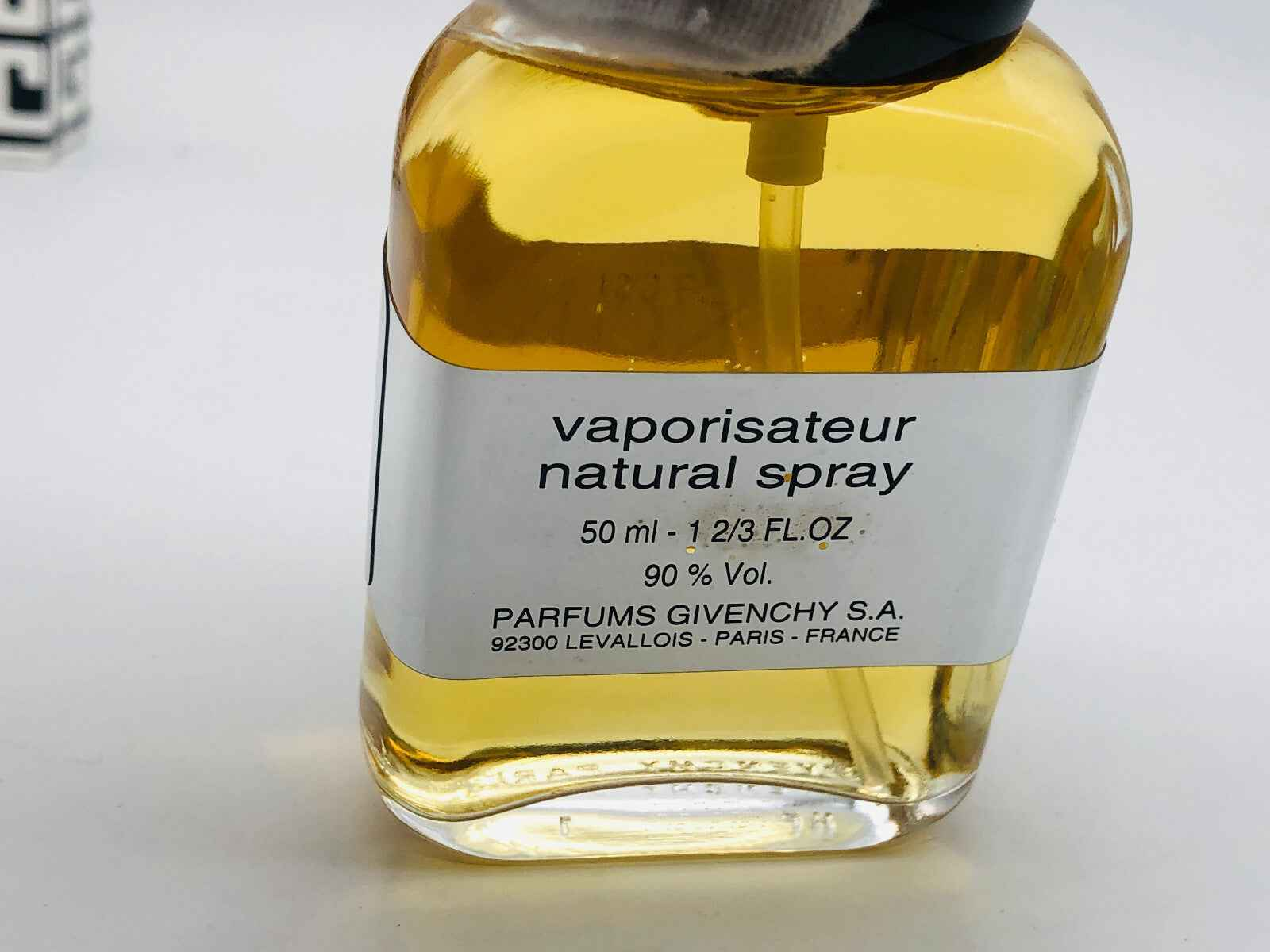 Flacone di Profumo Givenchy Gentleman Vintage in spray naturale da 50 ml con etichetta elegante