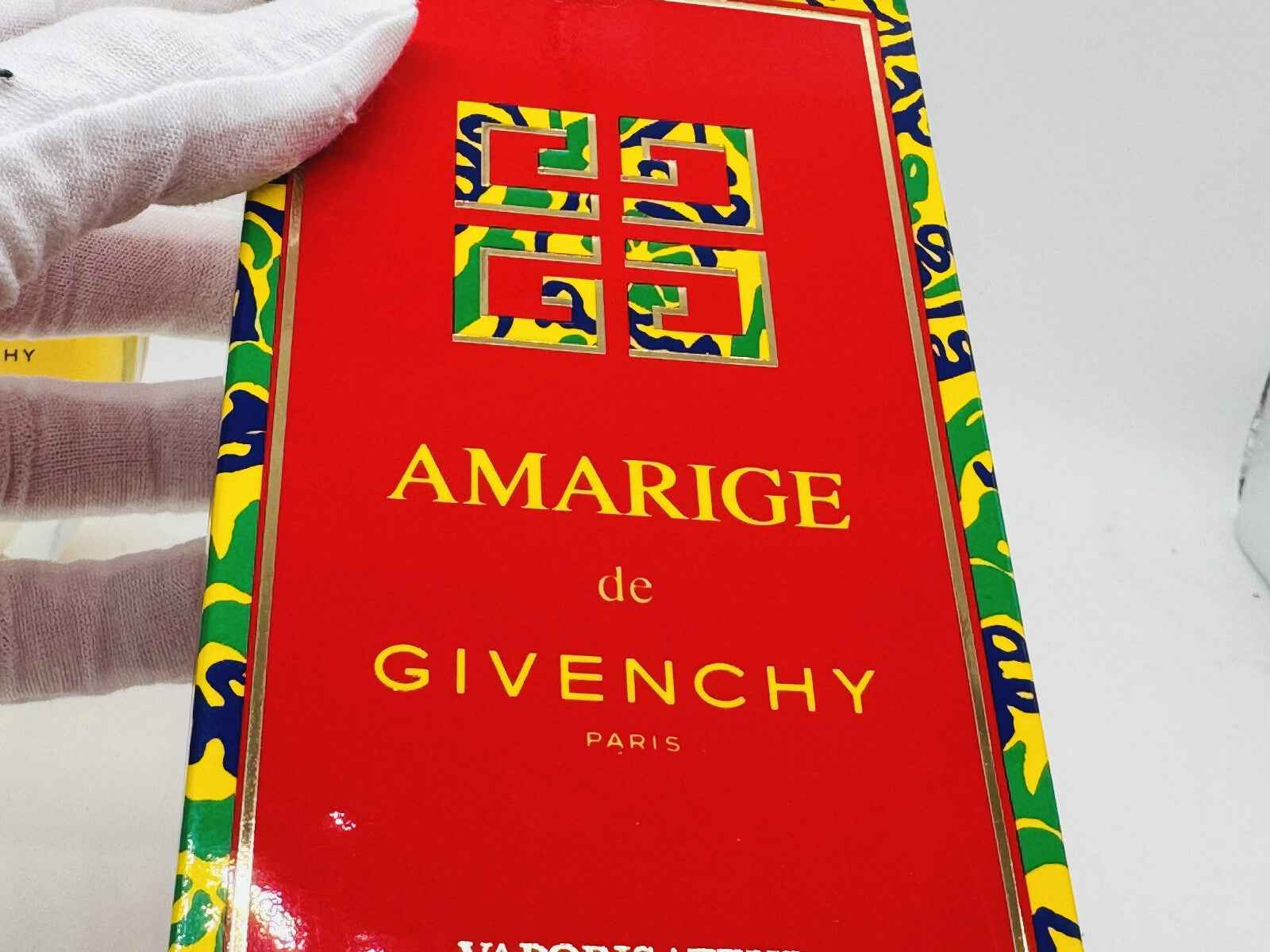 Confezione del profumo Givenchy Amarige Vintage con design colorato e logo distintivo
