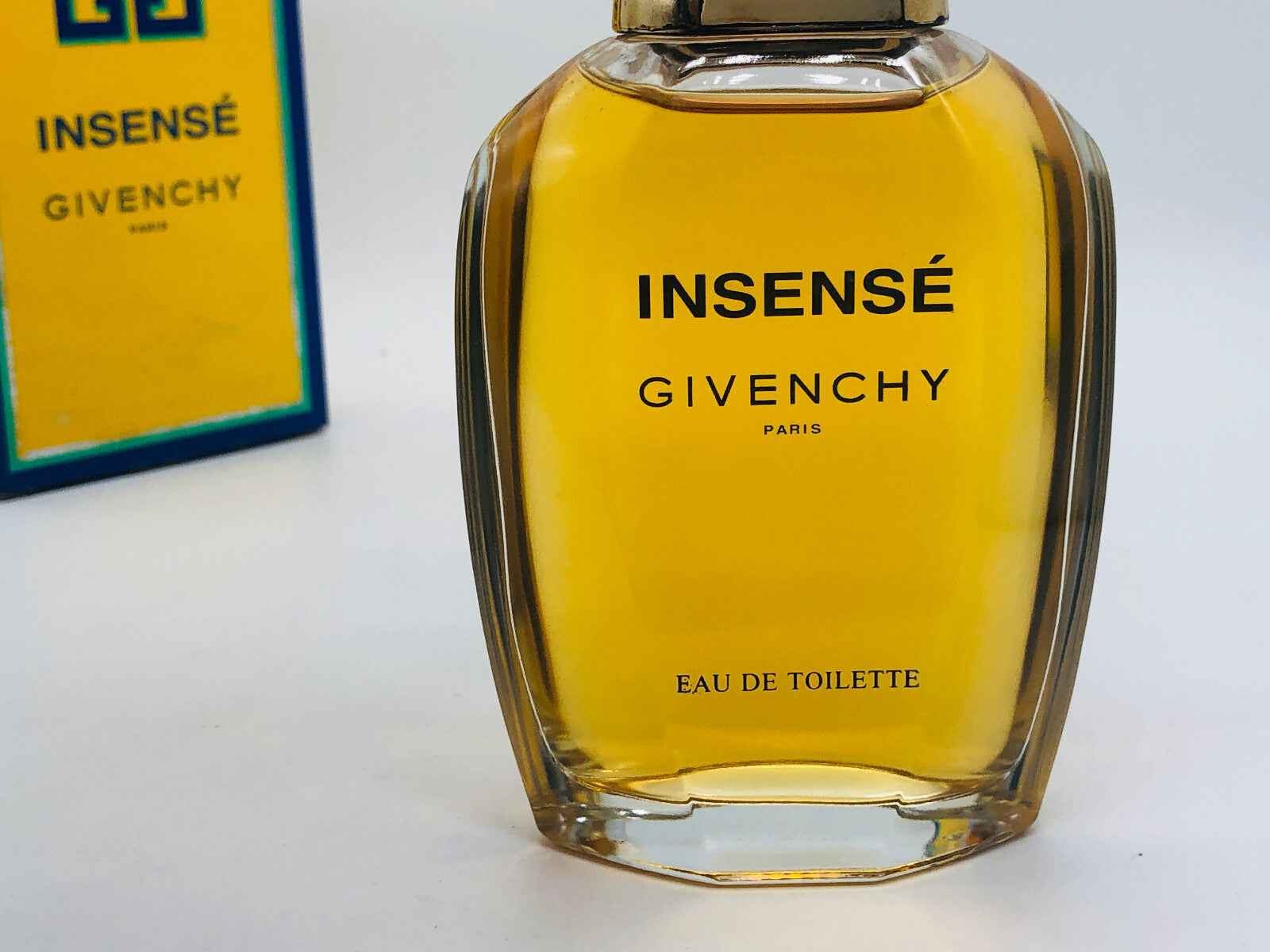 Flacone di profumo Givenchy Insense Vintage in elegante design con confezione originale
