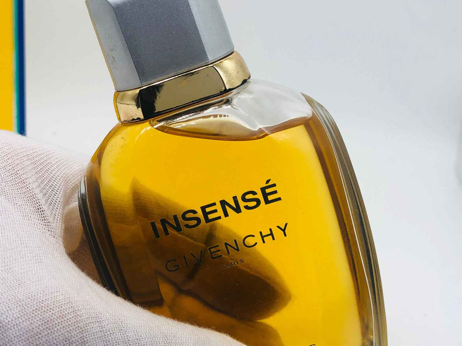 Flacone di profumo Givenchy Insense Vintage con una fragranza unica e raffinata