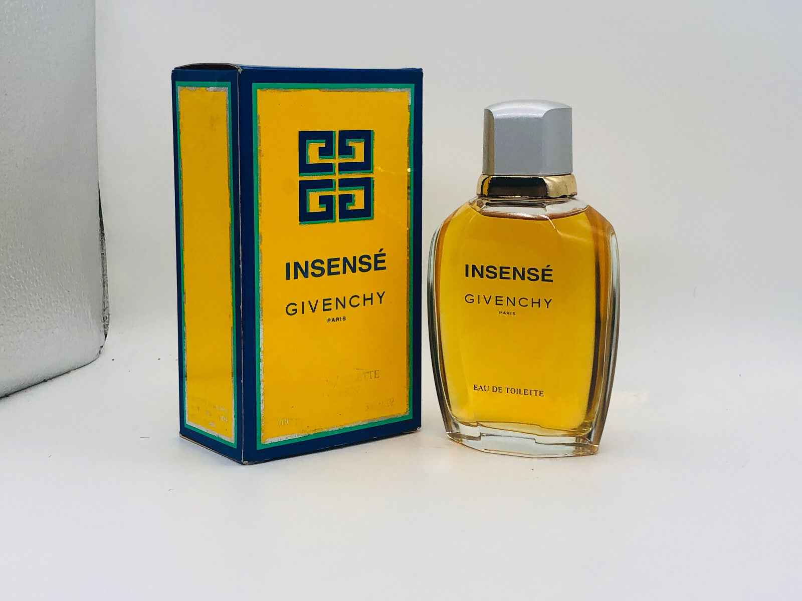 Profumo Givenchy Insense Vintage in bottiglia con scatola gialla per una fragranza elegante