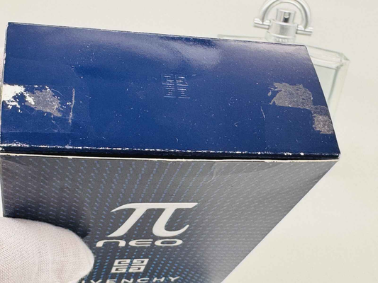 Scatola del profumo Givenchy Pi Greco Neo con dettagli in blu e logo elegante